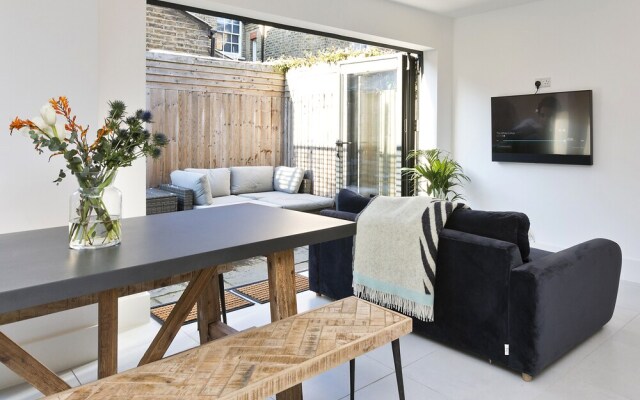 Superb Maisonette With Patio Garden Close to Battersea Park by Underthedoormat