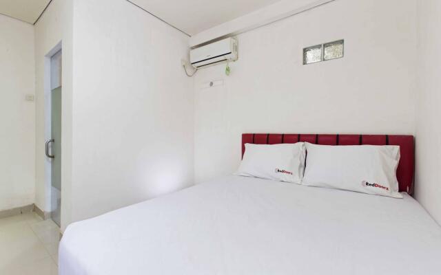 RedDoorz Plus @ Jalan Pemuda Jakarta