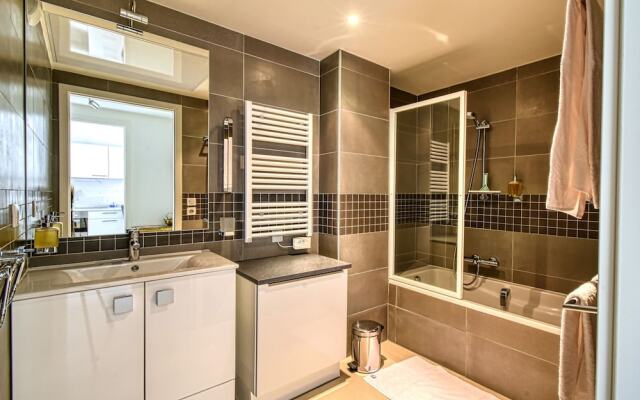 Modern Apartment With Private Balcony, Near Palais
