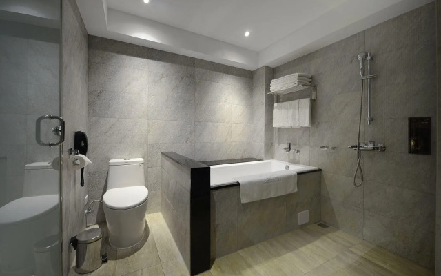 Le Midi Hotel Jungli