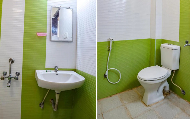 OYO 73610 Home Tree Service Apartment