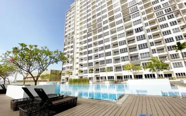 Near Ferry Terminal. COZY 02 Bedroom Condo. HarbourBay Residences.