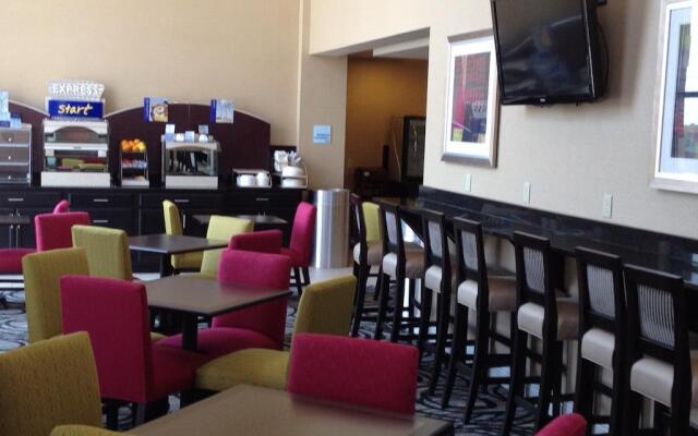 Holiday Inn Express Hotel & Suites Marion Northeast by IHG