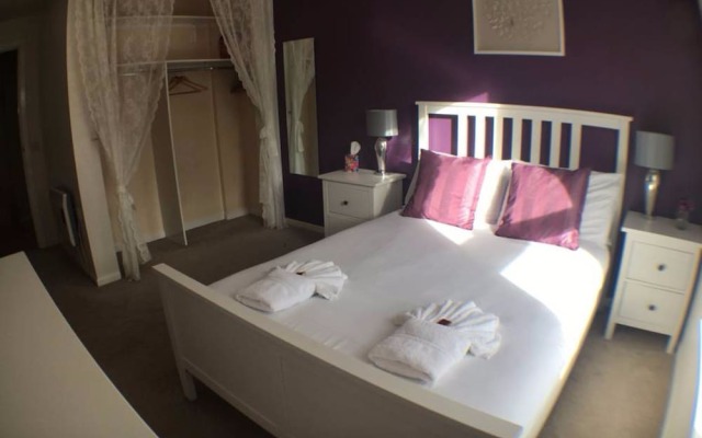 3 Bedroom Flat Near City Centre With Parking