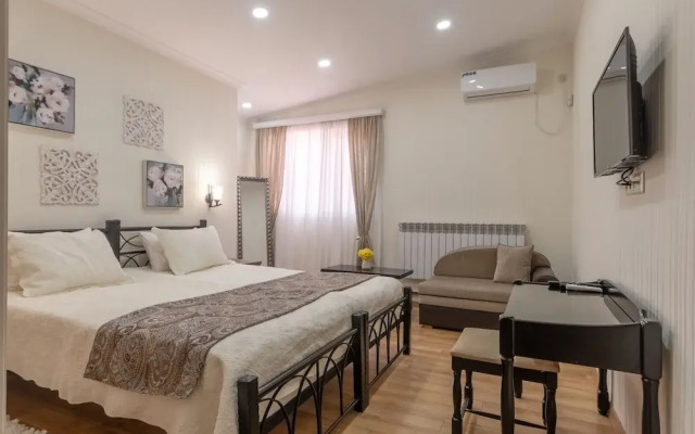 Q&B Hotel