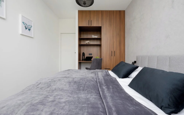 Apartment With Parking by Renters