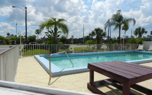Maple Leaf Inn & Suites