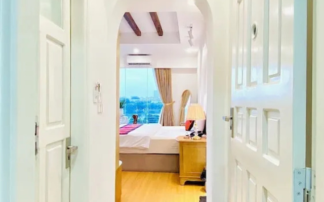 2 mins to Ho Guom LA MANDARINA HOTEL