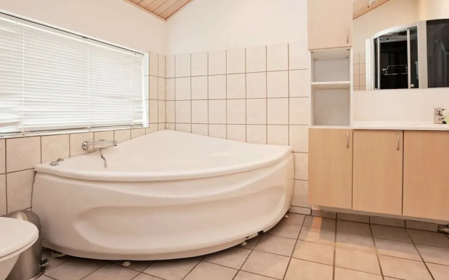Rustic Holiday Home in Ebeltoft with Hot Tub