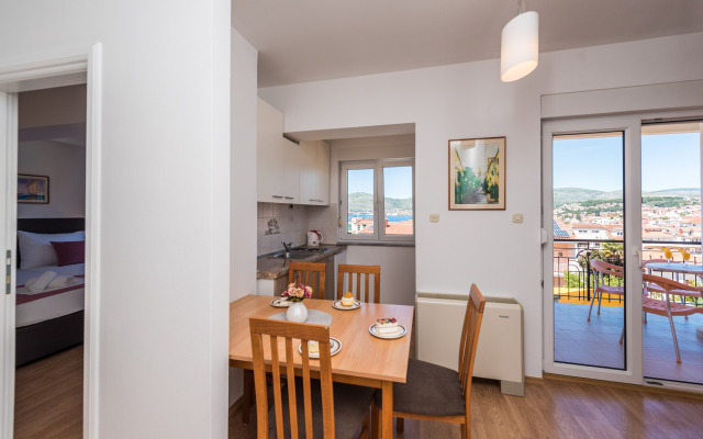 Apartment Karlo 220m From the Beach