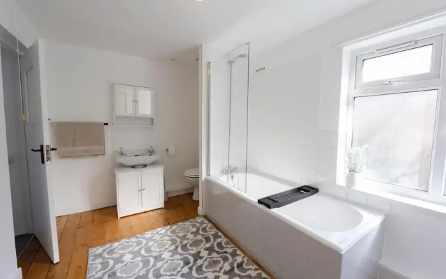 4 Guests - Pet Friendly - Fireplace - Parking