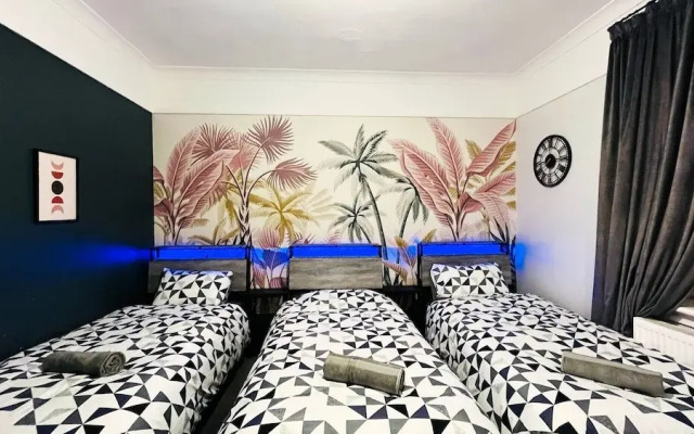 Luxury Entire Holiday Apartment - Self Checkin & Checkout
