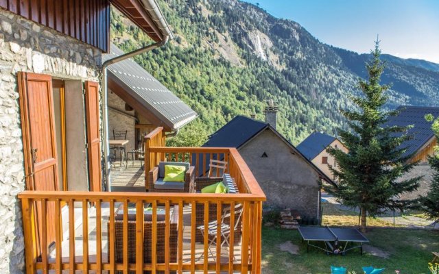 Luxurious Chalet in Vaujany French Alps with Balcony