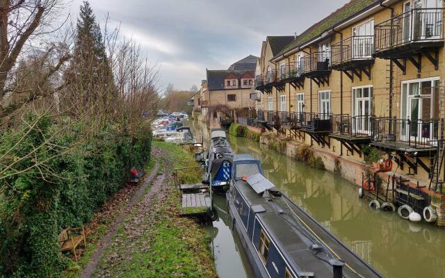 Waterfront Apartment In The Heart Of St Neots