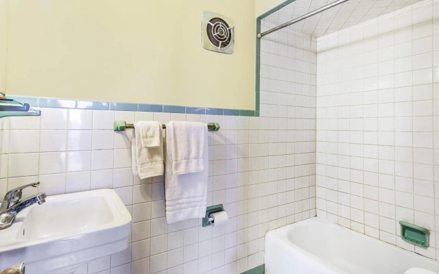 OYO Hotel Downtown Peoria I-74