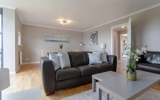 Bright, Modern One-bed With Stunning View of Thames