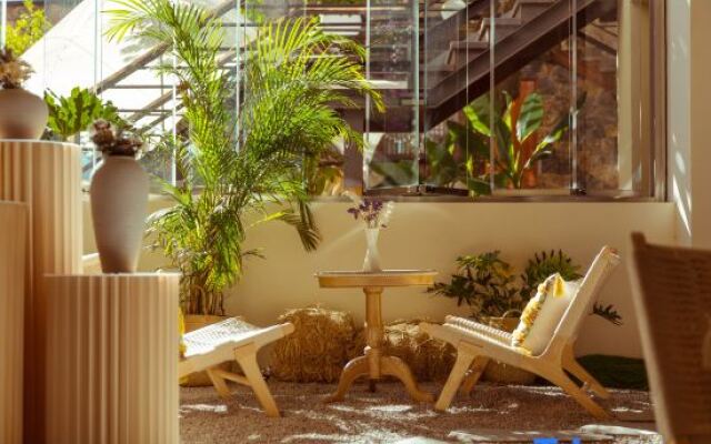 EARTHGAZE•STARSPANNG: 180-Degree Snow Mountain View Homestay (Lijiang Ancient Town Branch)