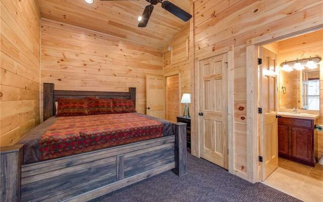 Majestic Manor - Three Bedroom Cabin