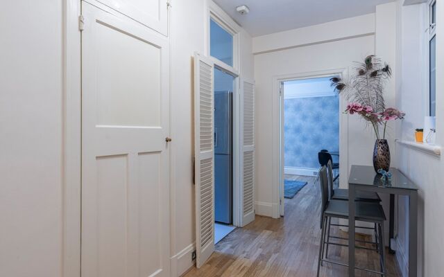 Charming 2 Bedroom Flat in Kensington High Street