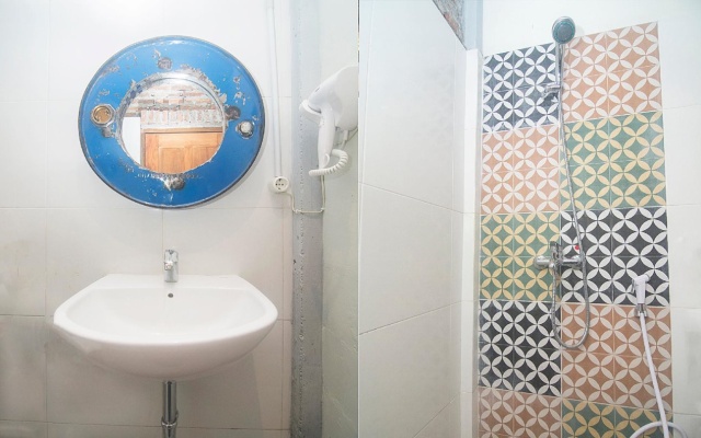 OYO 321 Kampung Lawasan Heritage Cottage – Bathroom – Sleman