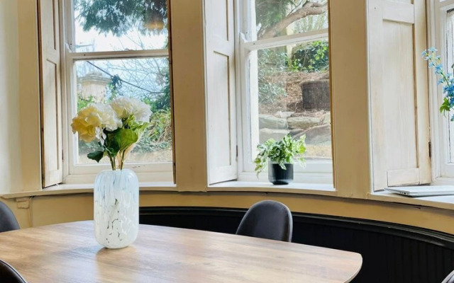 Restful Victorian Apartment With Garden and Deck