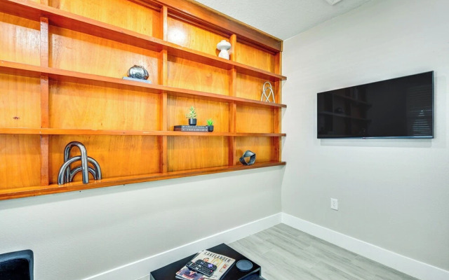 Modern Lakeland Golf Retreat w/ Putting Green