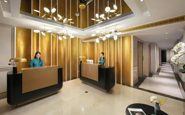 Le Premier Hotel & Rooftop Bar