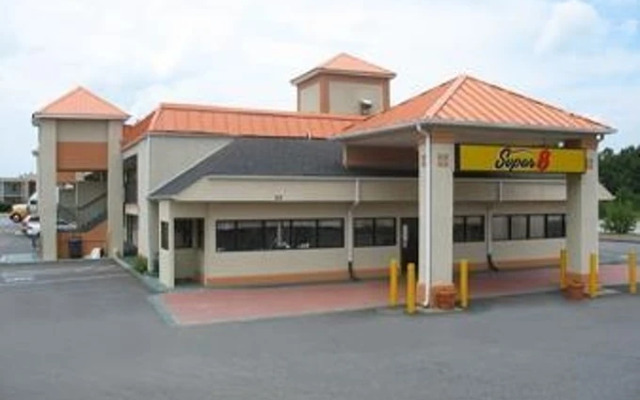 Super 8 Suwanee