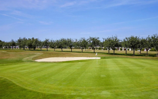 Holiday Home in Residence Le Green Beach, Port-en-besssin-huppain