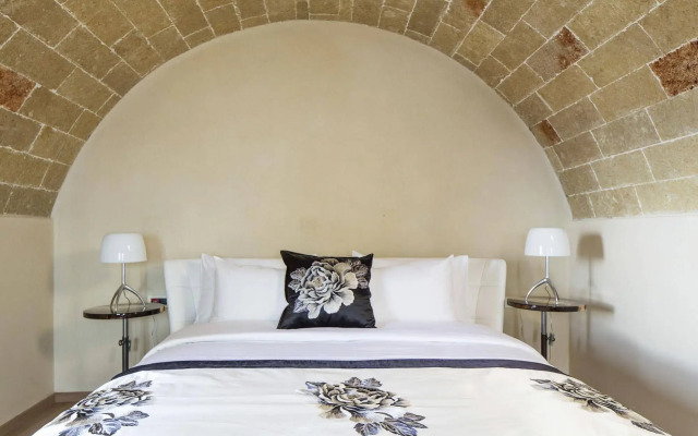 Moni Emvasis Luxury Suites