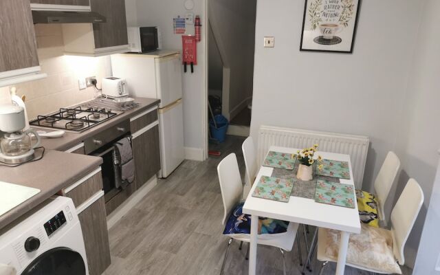 1-bed Victorian gf Apartment in London
