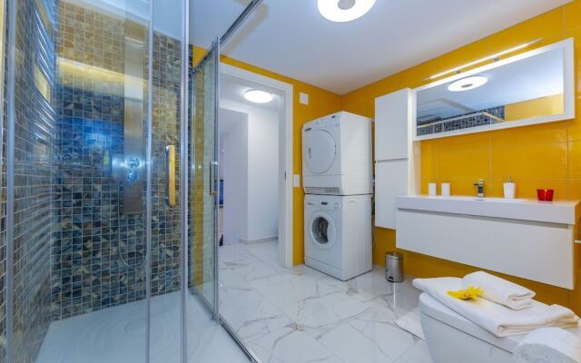 Yellow View Apartment