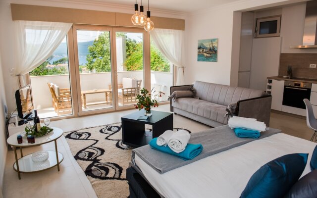 1-bed Large Apartment in Tivat Swiming Pool