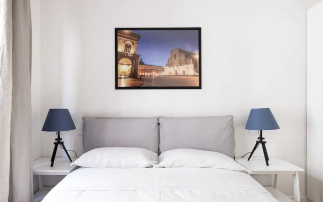 Monolocale tra Piazza del Nettuno e le Due Torri