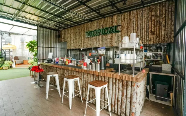 Deli Hotel