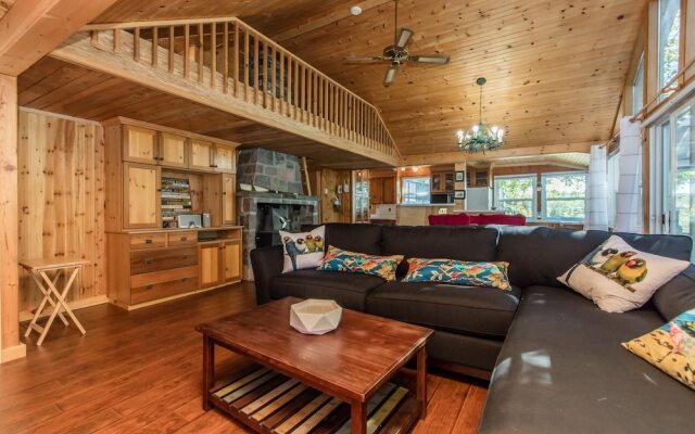 Magic on Little Go Home~3 bedroom cottage + guest cabin on 980 ft shore!