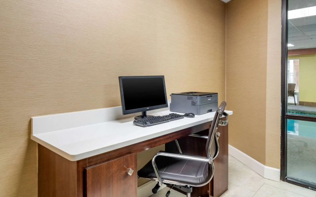 Comfort Inn & Suites Macon North I-75