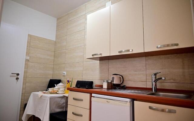 Studio apartment Snjezana