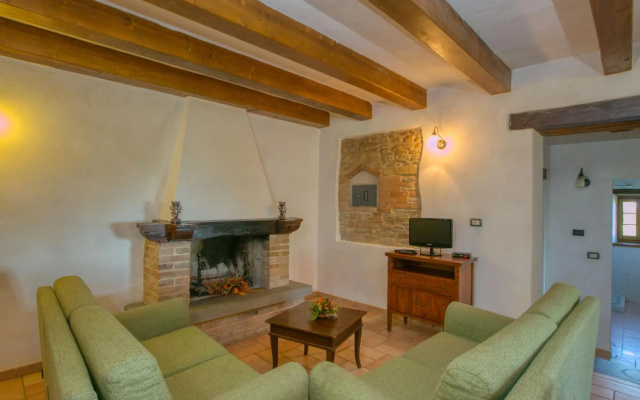 Spacious Mansion in Sant'Angelo in Vado with Pool