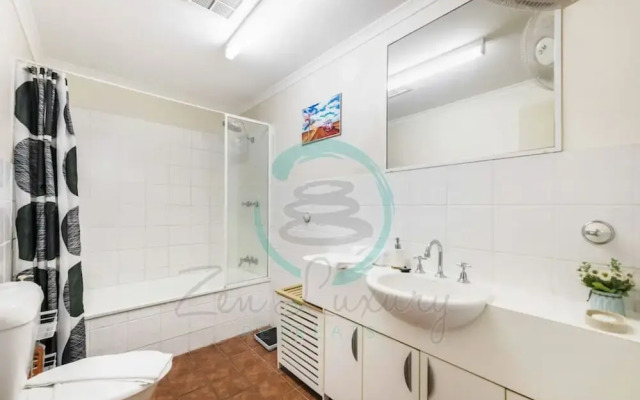ZEN FORESHORE - 2 Bedroom Apt with Pool