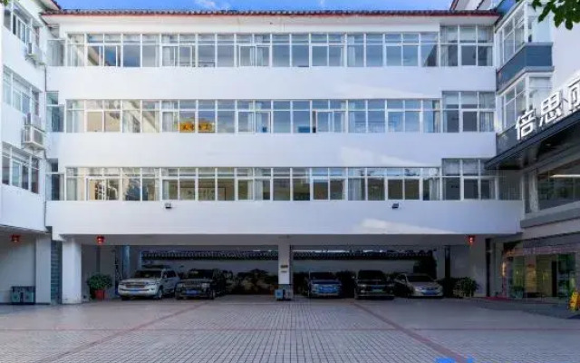 Lijiang Beisili Hotel (Gucheng Zhongyi Market Mufu)