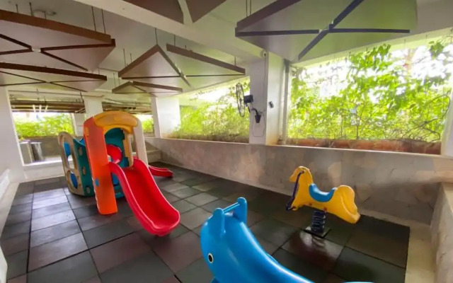 Relaxing And Homey 2Br At Bassura City Apartment