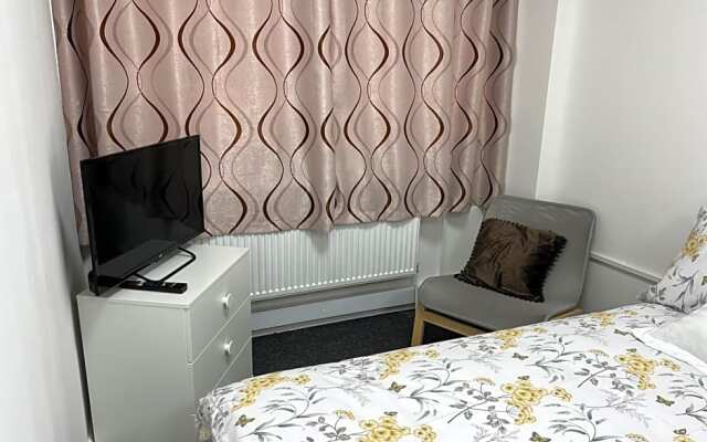 Lovely Double Room in serviced apartment - London