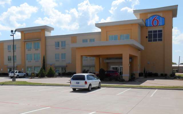 Motel 6 Joshua, TX