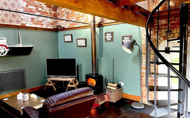 2-bed 18th Century Barn - Sleeps 6 - Pet Friendly