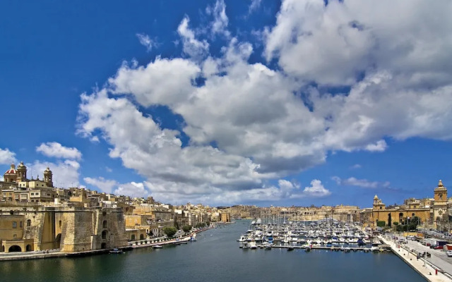 Seashells Penthouse Hot Tub Seaview by Getaways Malta