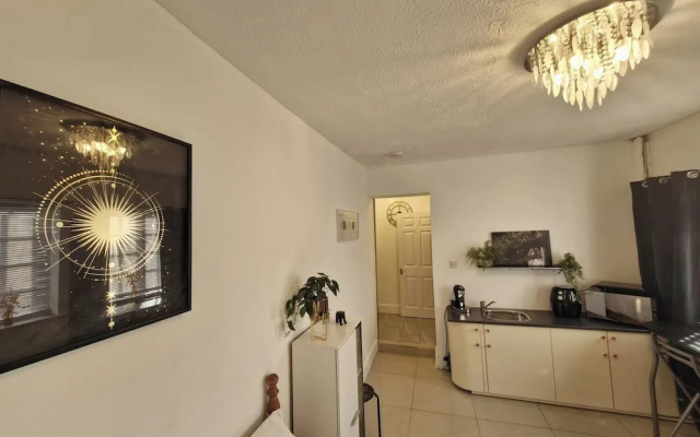 Beachside Retreat - Pets Ok - Free Parking