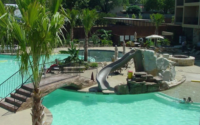 Holiday Inn Express & Suites Fredericksburg by IHG