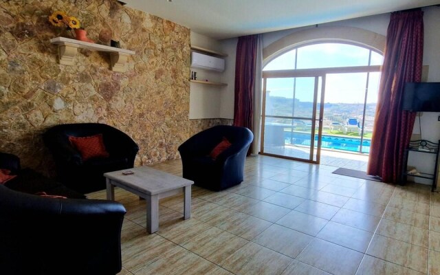 Modern 4-bed Home in Ix-xaghra, Valley View Pool