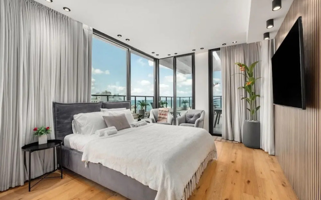 Pool & Jacuzzi Penthouse by Sea N' Rent